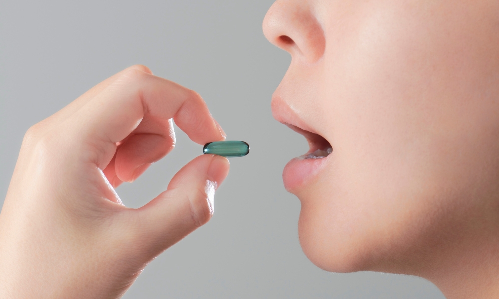 devojka pije vitamin e