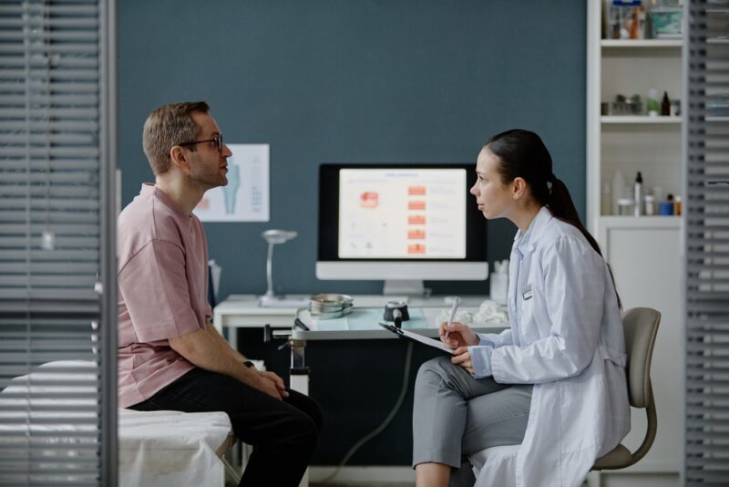 Pacijent razgovara sa doktorkom tokom pregleda zbog simptoma spoljašnjih hemoroida